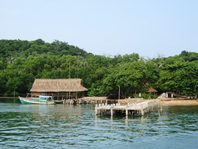 Cầu tàu ở Hòn Đầm Dương. Ảnh: Phuot.vn