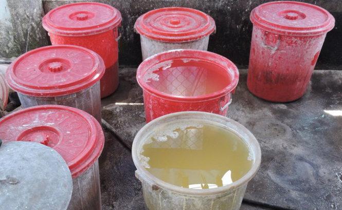 Bột sắn được ngâm qua nhiều nước để khử độ chua - Ảnh: T.LY