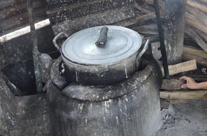 Bột sắn cho vào nồi nấu chín thành hồ - Ảnh: T.LY