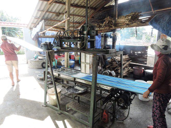 Nhịp nhàng hứng phở mới ra lò - Ảnh: T.LY