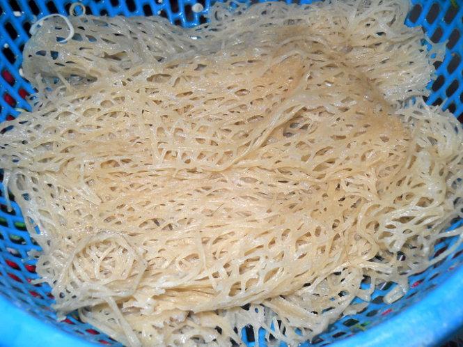 Phở sắn sau khi ngâm qua nước ấm, để ráo có thể chế biến thành nhiều món ngon, đặc biệt là món phở sắn - Ảnh: T.LY