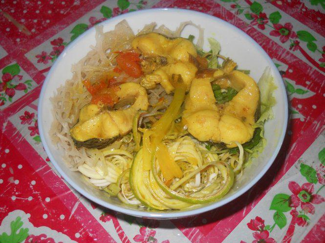 Ngon lành tô phở sắn cá lóc đồng - Ảnh: T.LY