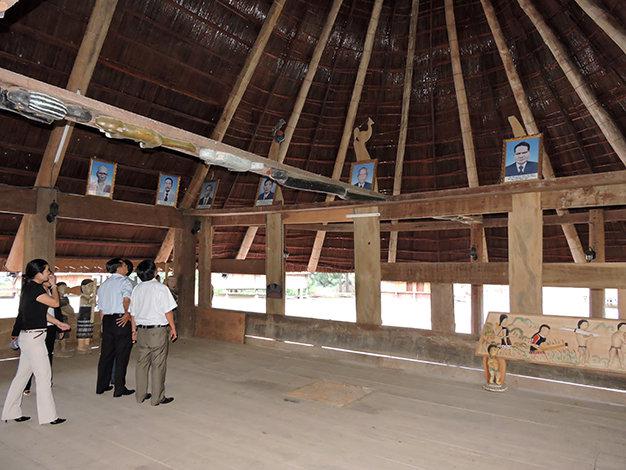 Du khách thăm những ngôi nhà trong làng truyền thông Cơ Tu để biết thêm về đời sống văn hóa nơi đây - Ảnh: Thanh Ly