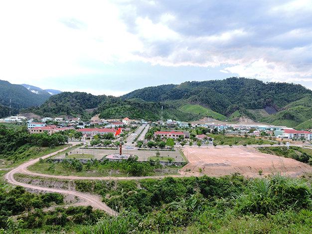Bức tranh núi rừng tại trung tâm huyện Tây Giang - Ảnh: Thanh Ly