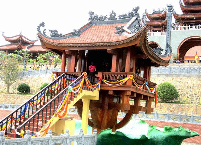 Biểu tượng chùa Một Cột tọa trên lá sen trong quần thể chùa - Ảnh: N.T.Lượng