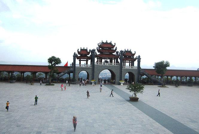 Không gian khoáng đạt trước sân chùa - Ảnh: N.T.Lượng