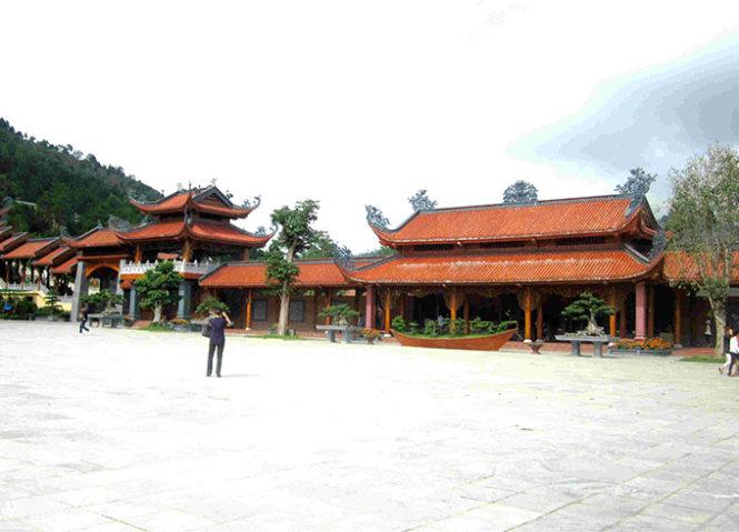 Những mái chùa nối nhau liên tiếp trong không gian chùa - Ảnh: N.T.Lượng