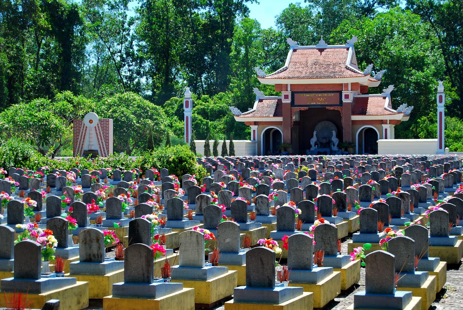 Phần mộ khu vực Hà Bắc. Ảnh: Lâm Minh Hiệp