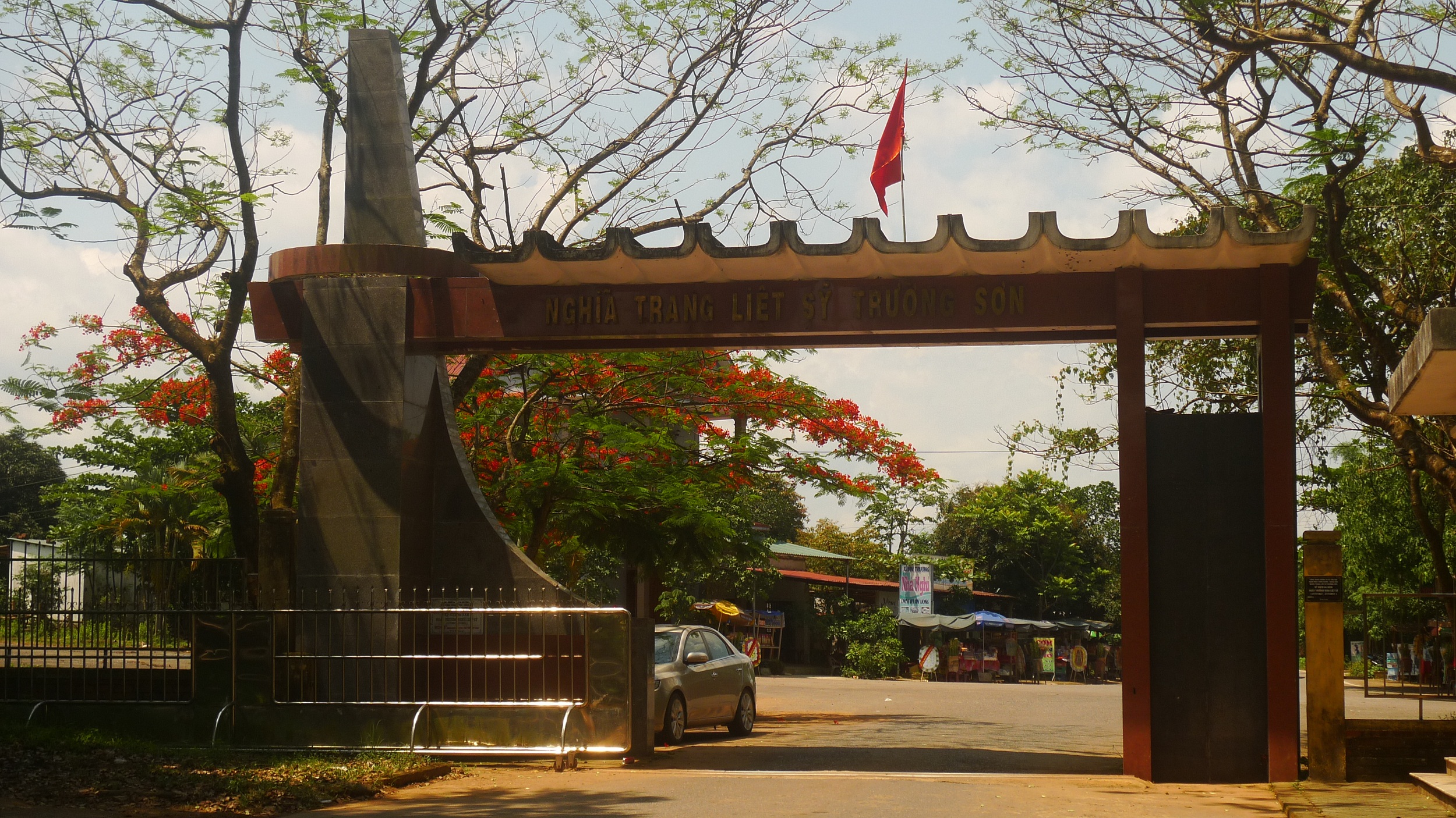 Cổng vào khu nghĩa trang. Ảnh: huuchien