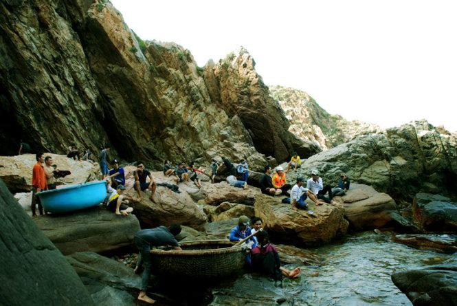 Đông đảo du khách vui chơi và tắm biển tại Hòn Sẹo - Ảnh: Hoa Khá