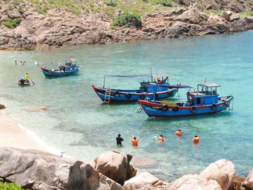 Tắm biển lặn ngắm san hô ở Hòn Khô.