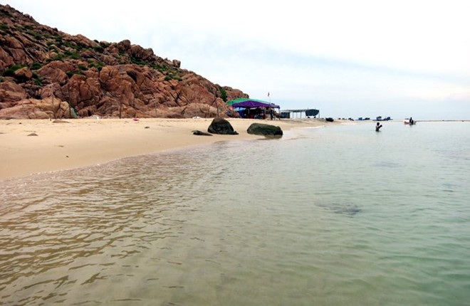 Bãi tắm trên đảo Hòn Khô, với 2 cái chòi duy nhất ngư dân dựng lên để khách du lịch ở lại ăn uống, nghỉ ngơi và vui chơi (ảnh N.H)