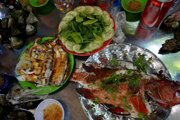 Những món ăn từ biển cả luôn là lựa chọn hàng đầu của du khách. Ảnh: Hoàng Thương