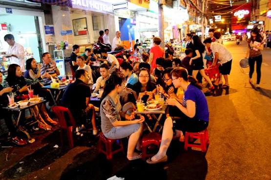 Phố Tây Bùi Viện lúc nào cũng đông đúc khách ăn uống, vui chơi.