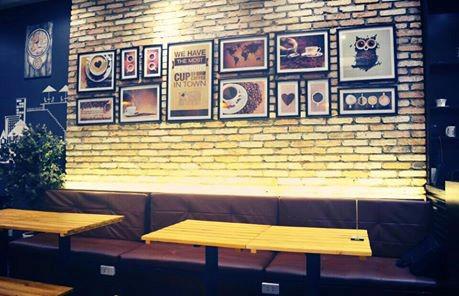 2. Unclosed Coffee (Hồ Tùng Mậu, quận 1) mở cửa suốt 24 giờ và đông khách nhất sau nửa đêm. Điểm cộng là không gian trẻ trung, hai vợ chồng chủ quán nhiệt tình, vui vẻ. Phục vụ hơi chậm khi đông khách.
