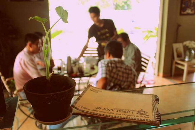 <strong>4. Thức Coffee </strong> (Pasteur, quận 1) hay các quán khác thuộc thương hiệu này nhận được khá nhiều điểm cộng của "cú đêm" về không gian, phong cách phục vụ, cà phê. Riêng teen hay các bạn nữ lại mê mệt món trà đào của quán. 