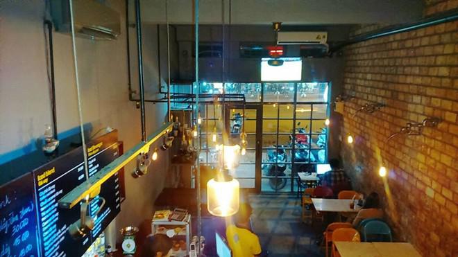 5. Anh Coffee (Trần Hưng Đạo, quận 1): không gian đẹp so với một quán bán xuyên đêm. Điểm trừ là các món nước tại đây không được đánh giá cao về mùi vị.