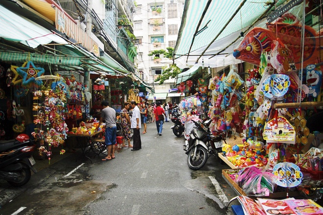 Cứ mỗi dịp Trung thu, đường Lương Nhữ Học, quận 5 lại thu hút du khách gần xa bởi không khí vui tươi và không gian đầy màu sắc. Phố đèn lồng là tên gọi quen thuộc mà giới trẻ Sài Gòn đặt cho con đường này.