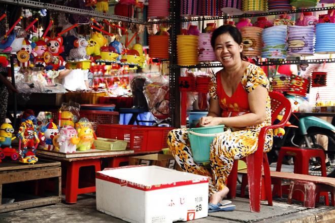 Nhiều gia đình sinh sống và kinh doanh nghề bán lồng đèn lâu năm ở con đường này. Đối với họ, đây không chỉ là nghề mà còn là niềm vui trong cuộc sống.