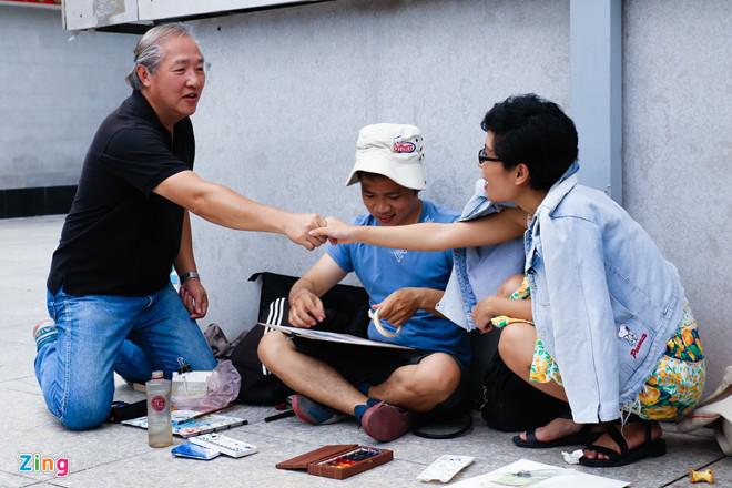 Các thành viên dành nhiều thời gian để trò chuyện, trao đổi góp ý cho các bức ký họa. Nơi đây không có khoảng cách về tuổi tác mà là sự giao lưu của những người cùng đam mê. Dự kiến, các kiến trúc sư sẽ ký họa tại các nhà cổ đường Trần Hưng Đạo, Nguyễn Trãi. 