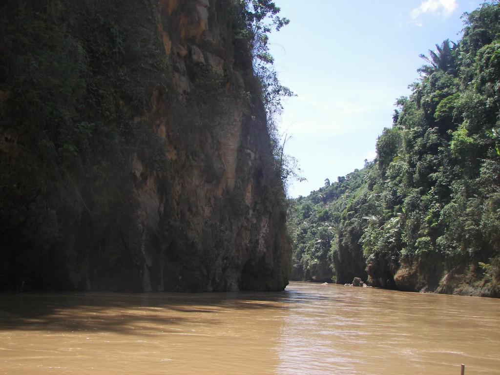 Khu vực để vào thắng cảnh Hang Tiên.