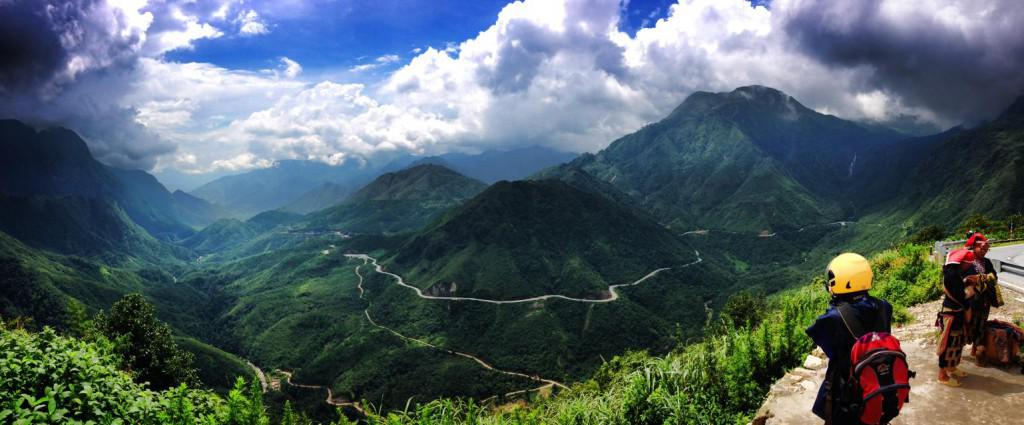 Đường ở Sa Pa nhiều đèo dốc, do vậy bạn nên tìm vị trí an toàn và phù hợp trước khi có ý định dừng xe chụp hình