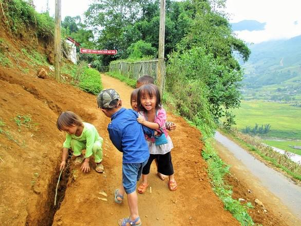 Những em bé H'Mông với nụ cười hồn nhiên.