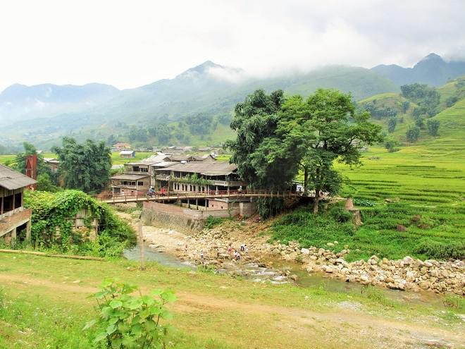 Phía bên kia thủy điện là cây cầu Lao Chải bắc ngang con suối tạo nên một cảnh quan rất bắt mắt.