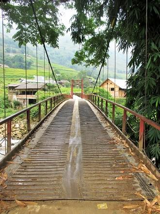 Cầu Lao Chải bắt ngang con suối nối liền hai đầu bản.