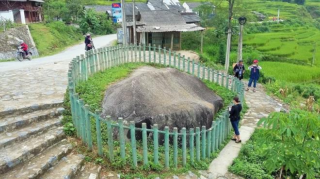 Ở Tả Van có tục thờ đá của người Việt cổ. Bên kia bờ suối có khu bãi đá cổ nổi tiếng, được người xưa chạm khắc với gần 200 tảng đá to nhỏ các cỡ. Trên mỗi tảng đá khắc nhiều hình ảnh và hoa văn độc đáo.