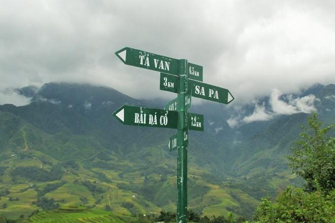 Trên đường qua thung lũng Mường Hoa, du khách có thể ghé lại thăm Bãi đá Cổ, trung tâm bản Tả Van, các điểm trường dân tộc và có thể qua đêm để sử dụng dịch vụ homestay của dân tộc Giáy.