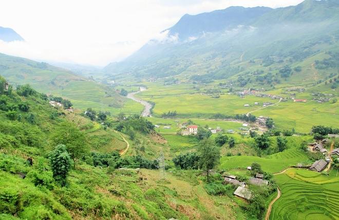 Từ trung tâm thị trấn Sa Pa, bạn đi dọc theo phố Cầu Mây rồi cứ thế chạy theo đường qua thung lũng Mường Hoa đang độ lúa vàng xanh tuyệt đẹp.