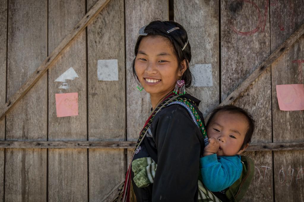 Nụ cười thân thiện của người H'mông đen. Ảnh: Buffalotours.com