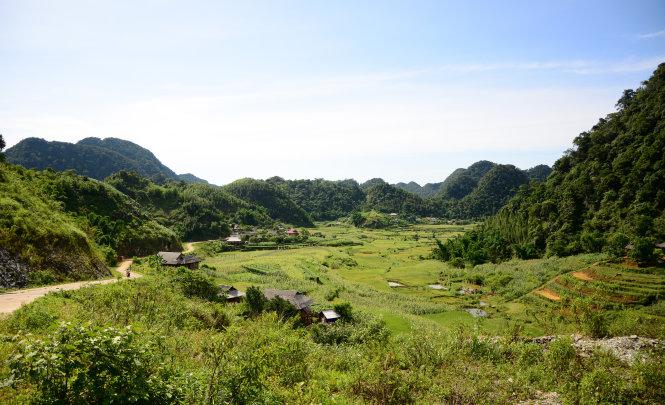 Những nếp nhà sàn đơn sơ ẩn hiện giữa núi rừng, nương ngô - Ảnh: Hải Dương
