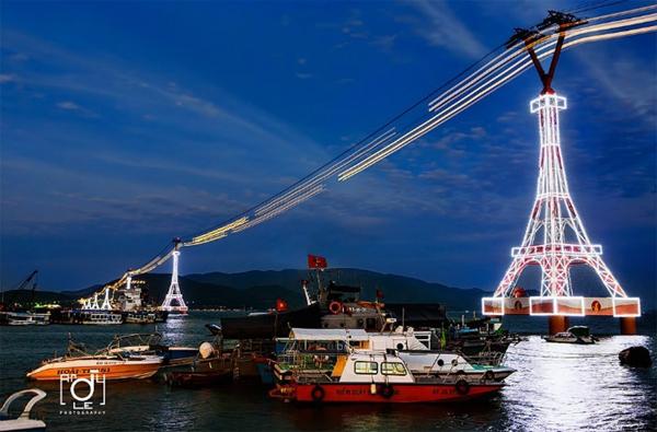 Cảng Nha Trang có nét đẹp giữa hiện đại và thuần khiết tự nhiên, khung cảnh vô cùng lãng mạn và xanh tươi khiến nhiều du khách vô cùng thích thú khi đến đây thưởng lãm. Tất nhiên, họ cũng chẳng thể nào quên được chụp vài tấm làm kỷ niệm với cảng biển xinh đẹp này.