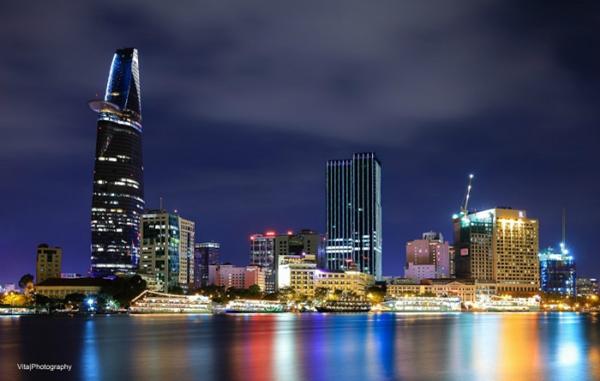 Nằm ở vị trí trung tâm và đẹp đẽ đến say đắm lòng người khi một bên là sông Sài Gòn chảy như ru, một bên là đường sá nhộn nhịp cùng những tòa nhà cao tầng cao ngất ngưỡng vô cùng hiện đại.