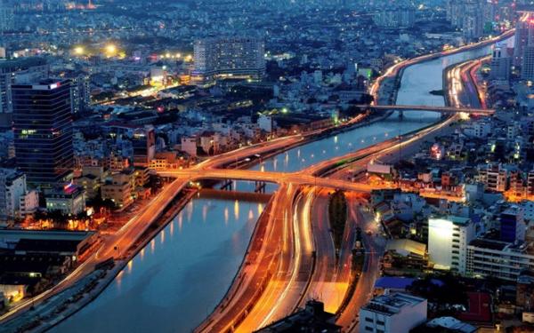 Đối diện bến cảng là những khách sạn phục vụ khách du lịch có từ lâu đời mang lối kiến trúc rất Châu Âu