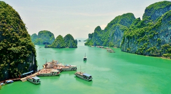 Thắng cảnh vịnh Hạ Long trót làm đắm say biết bao nhiêu du khách, thật không lạ khi nơi đây có những bến đậu thuyền và du thuyền vô cùng đẹp mắt.