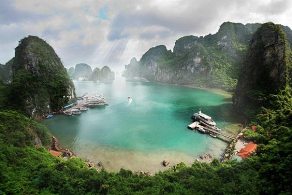 Với dòng nước xanh thẳm, bốn bề là núi non trùng điệp đẹp tựa tranh.