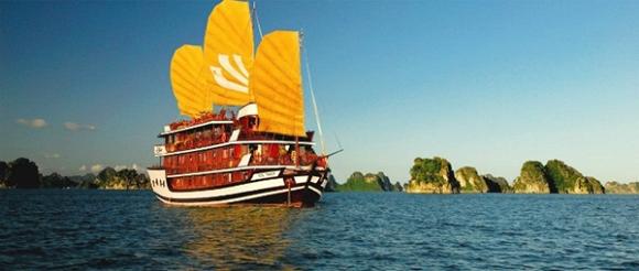 Nhìn những bến đậu du thuyền ở Hạ Long từ trên cao, cứ ngỡ như cảnh sắc từ ngàn năm trước đang được những con người từ tương lai ghé về thăm.