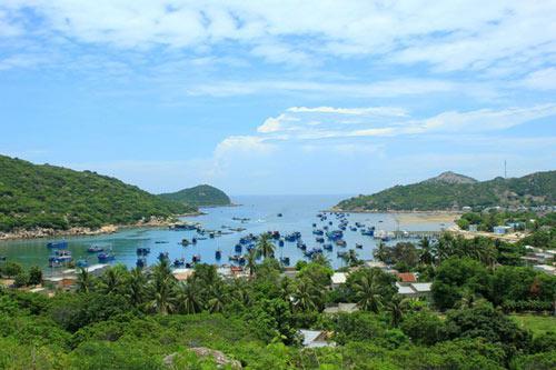 Là một vịnh rất nhỏ trong các vịnh được kể tên, kéo dài từ mũi Tây Sa tới mũi Thủ. Nhưng Vĩnh Hy được giới du lịch đặt cho một cái tên đầy kiêu hãnh “Nam Phương đệ nhất vịnh”. Cái tên ấy đã nói lên tất cả sự hoang sơ, xinh đẹp và cuốn hút của vịnh biển này.