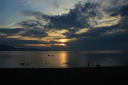 Kéo dài từ Mỹ Tân tới mũi Dinh, là động lực phát triển kinh tế của thành phố Phan Rang – Tháp Chàm với nhiều bãi biển đẹp và nguồn hải sản trù phú.