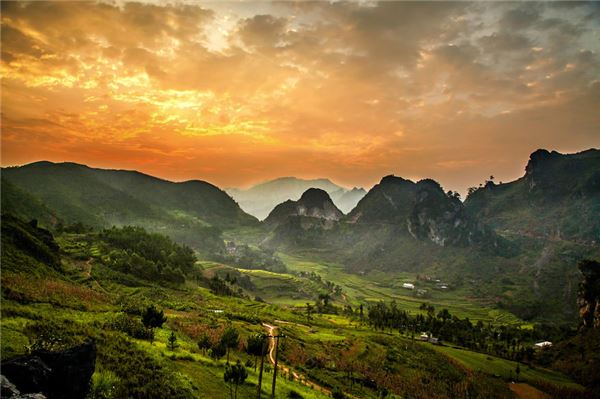Cao nguyên đá Đồng Văn với phong cảnh hùng vĩ mê hoặc và cuốn hút du khách.