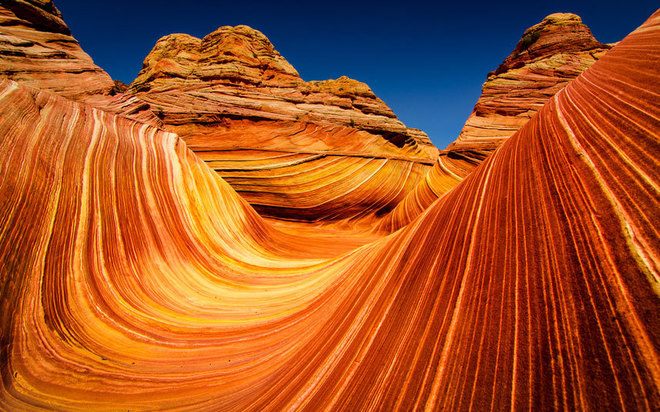 1. Sa thạch The Wave, Arizona, Mỹ Sự hình thành sa thạch đầy màu sắc ở phía bắc Coyote Buttes, sa mạc Arizona được tạo nên từ các cồn cát xếp chồng lên nhau cùng sự lắng đọng của muối canxi, tạo nên những đường cong, uốn lượn độc đáo và quyến rũ.