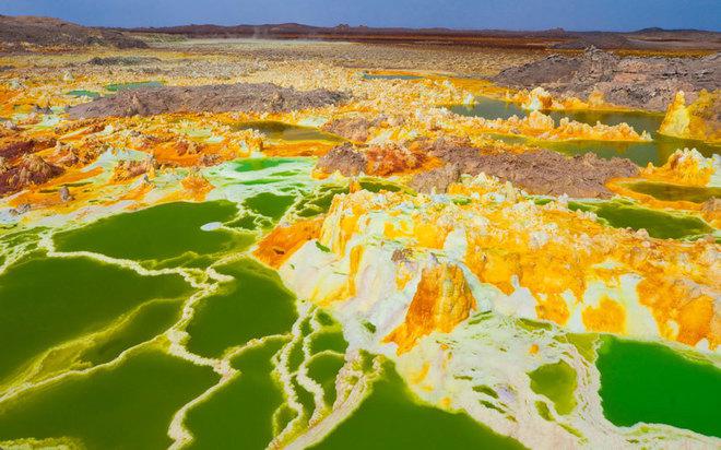 9. Núi lửa Dallol, Ethiopia Nằm ở độ cao thấp hơn mực nước biển khoảng 116m, Dallol là ngọn núi lửa trên cạn thấp nhất thế giới. Nơi đây có nhiệt độ trung bình cao nhất thế giới, tuy nhiên cũng là một điểm tham quan du lịch ngắm cảnh độc đáo.