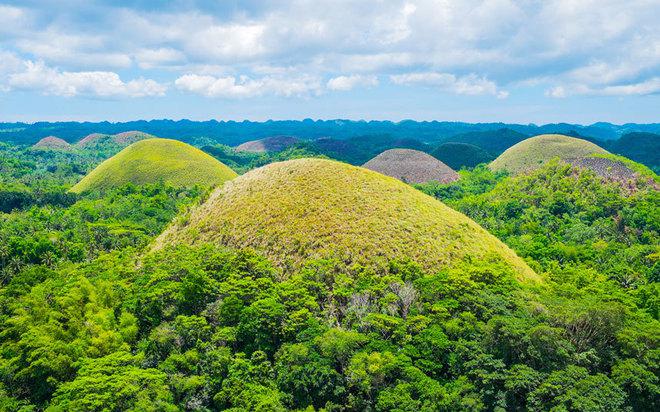 10. Đồi sô cô la, đảo Bohol, Philippines Đồi Sô cô la (Chocolate Hills) là điểm tham quan nổi tiếng nhất ở đảo Bohol. Ngọn đồi trông giống như được tạo thành từ hàng triệu thỏi sô cô la tan chảy. Mùa mưa, ngọn đồi khoác lên một dải màu xanh của cây cỏ đến mùa khô chuyển sang nâu, tạo nên những cảnh tượng màu sắc rất ấn tượng.