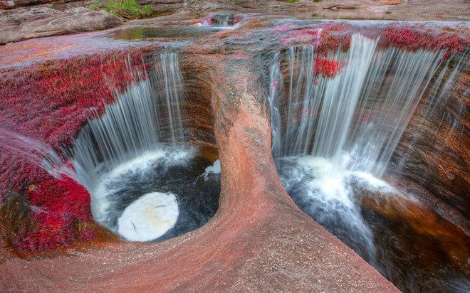 4. Sông Cano Cristales, Colombia Nằm ở phía đông dãy núi Andes, miền trung Colombia, thuộc công viên La Macarena, sông Cano Cristales dài 100 km được gọi bằng nhiều cái tên như sông ngũ sắc, sông cầu vòng nước,…bởi vẻ đẹp đa sắc màu của dòng nước.