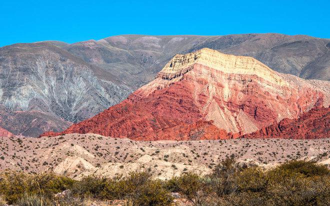 7. Thung lũng Quebrada de Humahuaca, Argentina Đây là một thung lũng hẹp thuộc tỉnh Jujuy, tây bắc Argentina, được bao quanh bởi các dãy núi cao chót vót và vượt qua ngọn Rio Grande. Năm 2003, thung lũng này được công nhận là Di sản thế giới do sự nổi bật về cảnh quan, đặc trưng bởi những ngọn đồi nhiều màu sắc và có sự hiện diện của con người hơn 10.000 năm.
