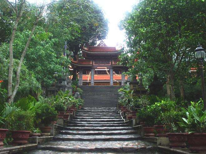 Thiền viện Trúc Lâm Yên Tử còn gọi là Chùa Lân, Long Động Tự thuộc thôn Nam Mẫu, xã Thượng Yên Công, thành phố Uông Bí, tỉnh Quảng Ninh. Đây là ngôi chùa do vua Trần Nhân Tông cho tôn tạo, xây dựng vào năm 1293. Tương truyền ngày đó, ba vị sư tổ Trúc Lâm là Trần Nhân Tông, Pháp Loa và Huyền Quang thường đến đây thuyết pháp. Ảnh: Panoramio.