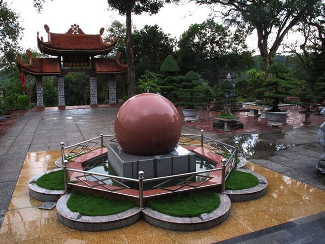 Chùa nằm trên một quả đồi có hình dáng một con lân nằm phủ phục. Hiện ngõ chùa vẫn còn lưu dấu tích xưa với ngõ dài, rộng, hai bên có nhiều tháp mộ các nhà sư. Ảnh: wikimedia.
